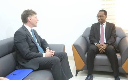 مباحثات بين وزير الإعلام والمبعوث الخاص للمملكة المتحدة