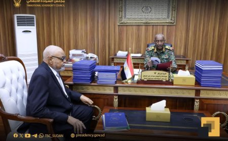 المراجع العام يضع التقارير المالية لمؤسسات الدولة منضدة البرهان