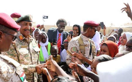 البرهان يتفقد النازحين بمدارس ( كوريا) ببورتسودان