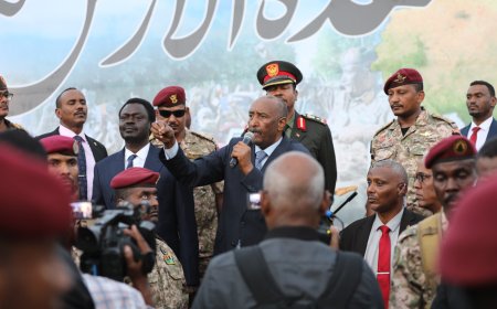 البرهان: نرفض سياسة أخذ الحقوق باليد 