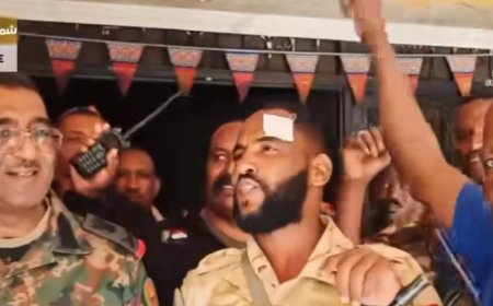 قائد المدرعات يتفقد الخطوط الأمامية بمجمع الرواد السكني بالخرطوم