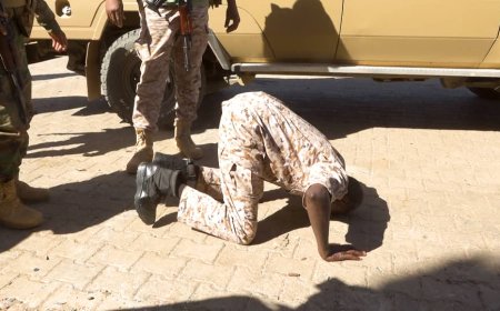 والي الخرطوم يسجد أمام بوابة القيادة العامة