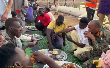 البرهان يتناول إفطار رمضان مع المواطنين في بورتسودان