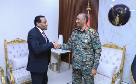 البرهان يناقش مع رئيس الوزراء الأوضاع الأمنية والاقتصادية