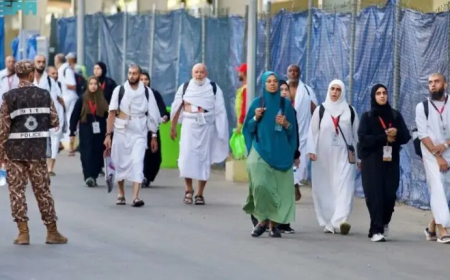 حُجِّاج بيت الله يتوافدون إلى مشعر منى لقضاء يوم التروية