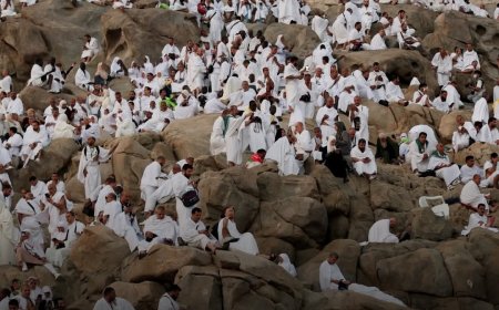 الحجاج على صعيد عرفات لأداء ركن الحج الأعظم