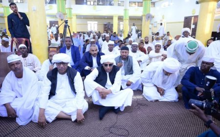 رئيس الوزراء يؤدي صلاة العيد بمسجد قباء ببورتسودان