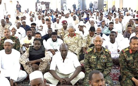 البرهان وعقار يؤديان صلاة العيد بمسجد بورتسودان العتيق