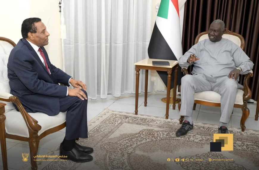 عقار يبحث مع رئيس الوزراء قضايا الخدمة المدنية ورسم السياسات لإدارة الموارد وإنعاش الاقتصاد