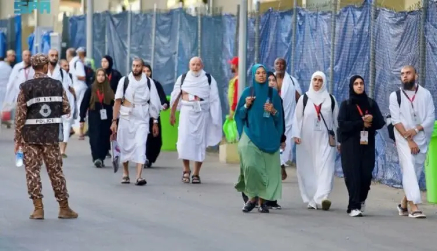 حُجِّاج بيت الله يتوافدون إلى مشعر منى لقضاء يوم التروية
