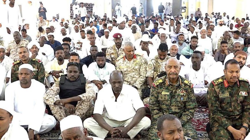 البرهان وعقار يؤديان صلاة العيد بمسجد بورتسودان العتيق