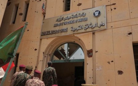 البرهان يتفقد دار الوثائق والدار السودانية للكتب ومباني الإذاعة