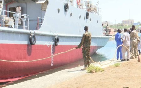 إنزال بارجة القوات البحرية (زمزم) الى البحر