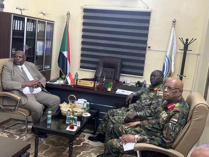 وزير الدفاع يبحث الترتيبات اللازمة لإعادة تشغيل المطارات