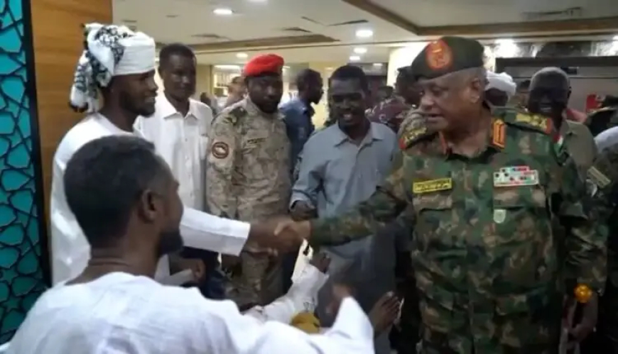 العطا يتفقد جرحى العمليات بمستشفى السلاح الطبي