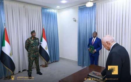 رئيس المحكمة الدستورية يؤدي القسم أمام رئيس مجلس السيادة