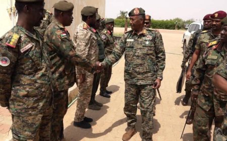 جولة للبرهان في سلاح الأسلحة بالخرطوم 