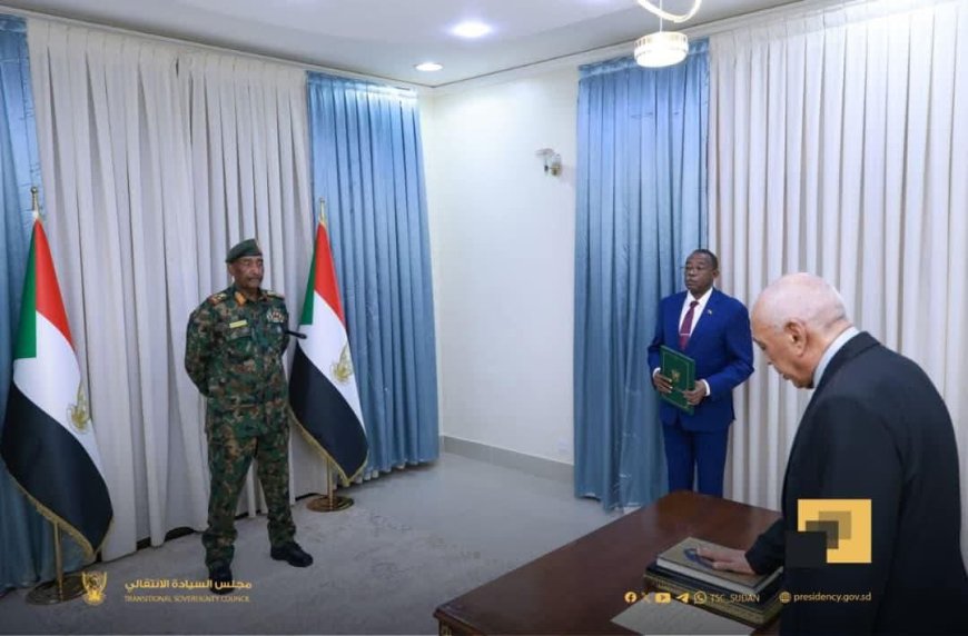 رئيس المحكمة الدستورية يؤدي القسم أمام رئيس مجلس السيادة