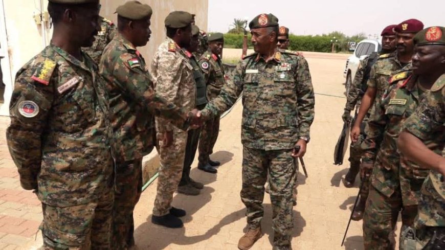 جولة للبرهان في سلاح الأسلحة بالخرطوم