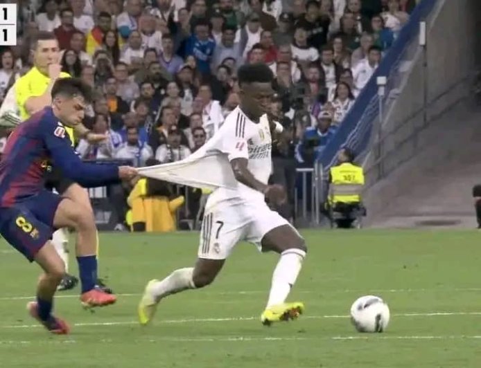 ريال مدريد يحسم الكلاسيكو بالفوز على برشلونة ويبتعد بصدارة الدوري الإسباني