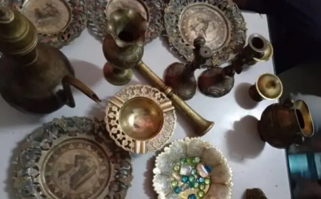 الجيش يسلم مقتنيات أثرية مستردة إلى إدارة المتاحف والآثار