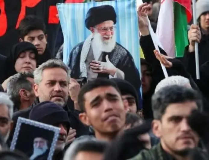 إيران بعد خامنئي.. مجلس مؤقت يقود البلاد و”الخبراء” يحسمون هوية المرشد المقبل