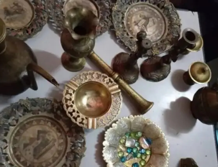 الجيش يسلم مقتنيات أثرية مستردة إلى إدارة المتاحف والآثار