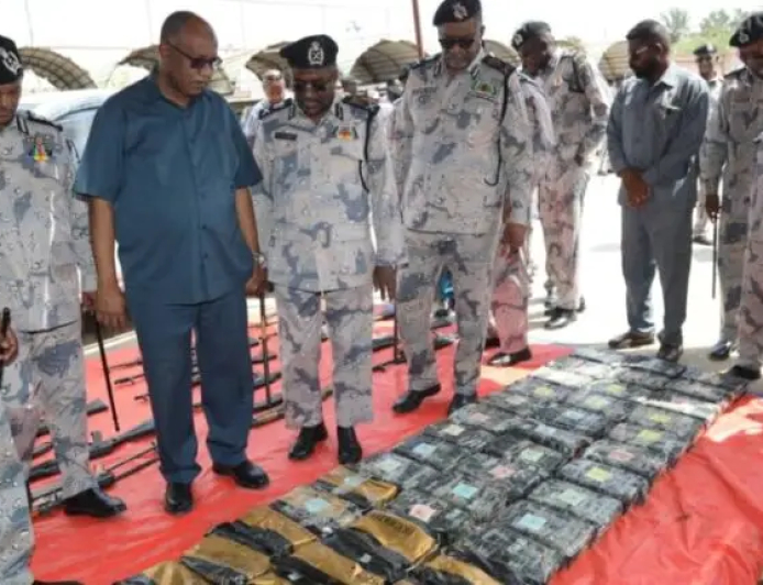 إحباط تهريب كميات ضخمة من المخدرات والأسلحة بالبحر الأحمر