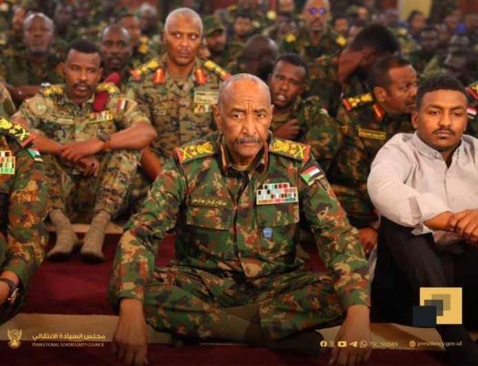 البرهان يؤدي صلاة عيد الفطر بمسجد القيادة العامة ويشارك المواطنين بالعاصمة فرحة العيد 