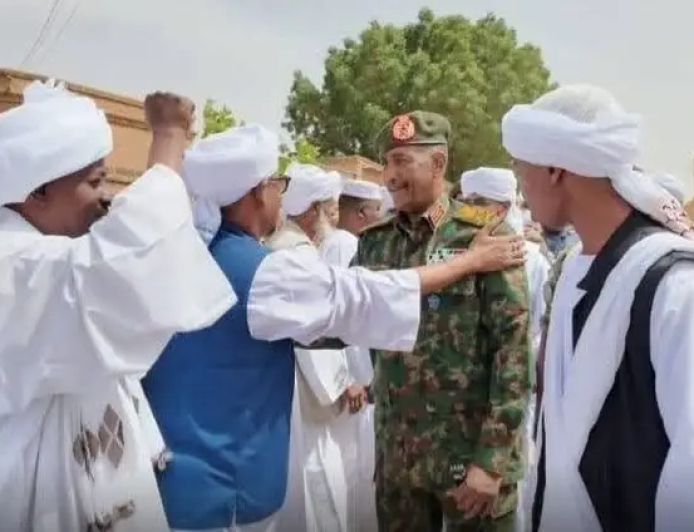 البرهان يصل كسلا ويتفقد نُظار الشرق 