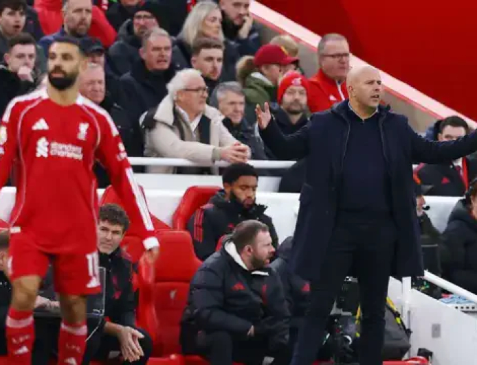 ليفربول يحسم مصير آرني سلوت و ألونسو يتصدر قائمة المرشحين لتولي قيادة الريدز 