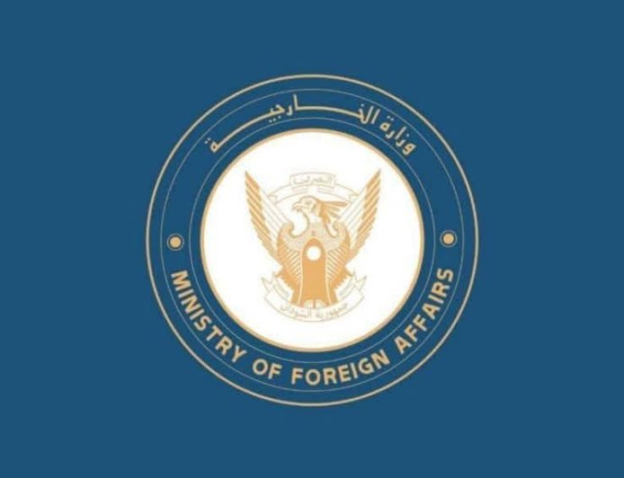 الحكومة: مستشار ترمب (متحيز) وتصريحاته تخدم أجندة الرعاة الإقليميين للمليشيا