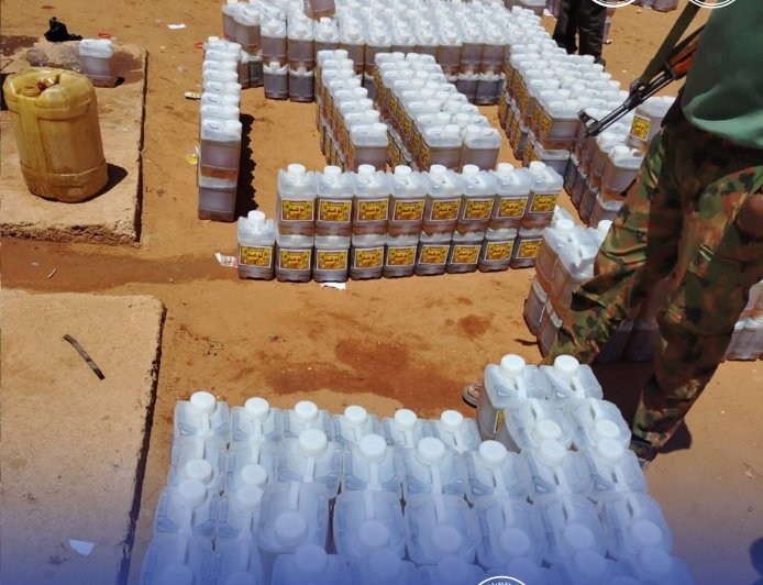 ضبط مصنع عشوائي لزيوت الطعام الفاسدة بالثورة