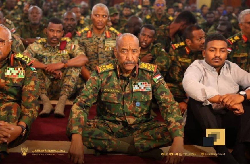 البرهان يؤدي صلاة عيد الفطر بمسجد القيادة العامة ويشارك المواطنين بالعاصمة فرحة العيد 