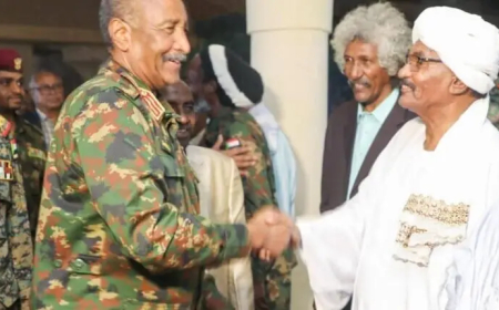 حذر من الأخبار الكاذبة...البرهان: "ماعندي صفحة في الفيس بوك" 