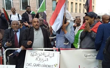 بالصور …مئات السودانيين الغاضبين يحاصرون مقر مؤتمر برلين ويرفضون الوصايا الدولية
