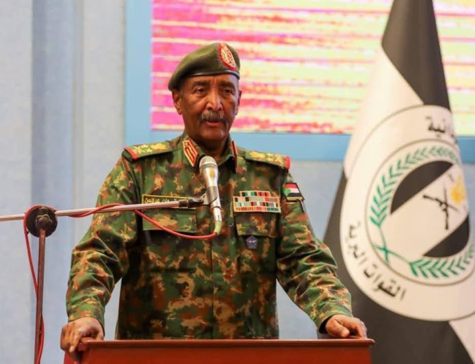 قرار من البرهان بإحالة ضباط إلى المعاش وترقية آخرين 