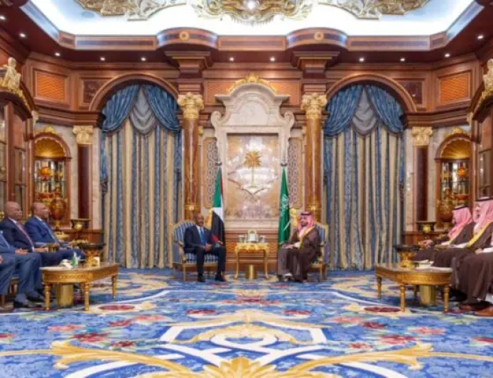 بالقصر الملكي في جدة...مباحثات مشتركة بين البرهان وولي العهد السعودي 