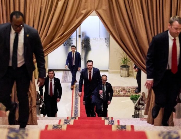 بسبب غياب الرد الإيراني...واشنطن تعلّق زيارة نائب ترامب إلى إسلام آباد 