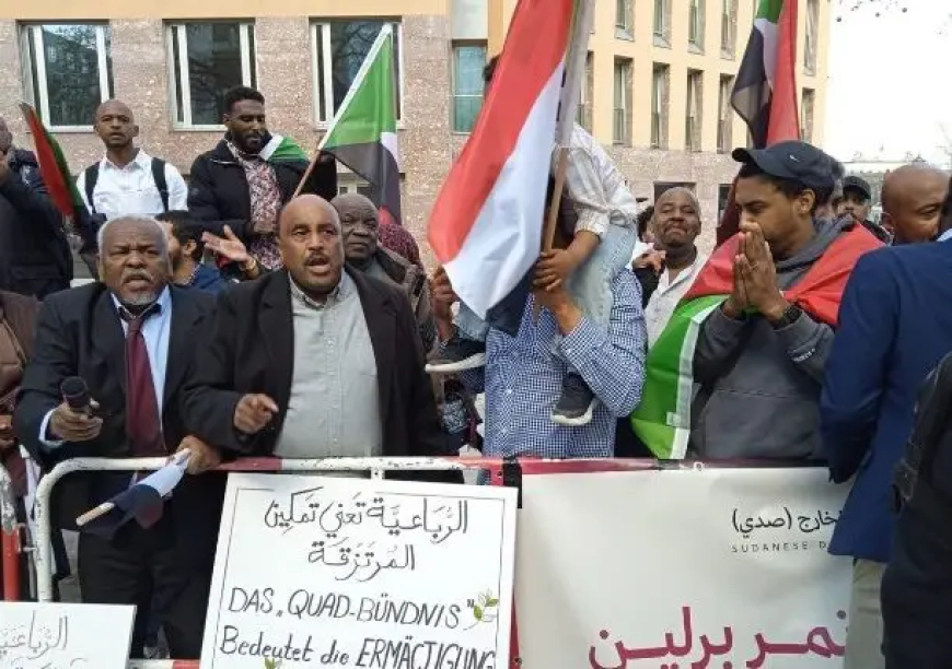 بالصور …مئات السودانيين الغاضبين يحاصرون مقر مؤتمر برلين ويرفضون الوصايا الدولية