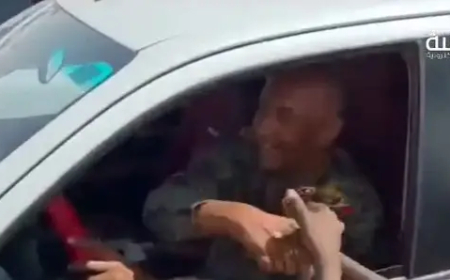 البرهان سائقاً لطلاب الشهادة السودانية...فديو يثر ضجة واسعة 