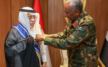 البرهان يمنح السفير السعودي وسام النيلين من الطبقة الأولى