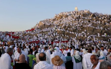 الحجاج يتوافدون إلى صعيد عرفات لأداء الركن الأعظم