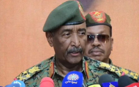 البرهان يؤدي صلاة العيد بالمتمة ويتعهد بدحر التمرد وتطهير كل شبر من البلاد دنسته 