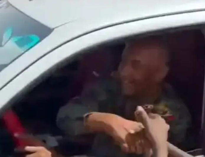 البرهان سائقاً لطلاب الشهادة السودانية...فديو يثر ضجة واسعة 