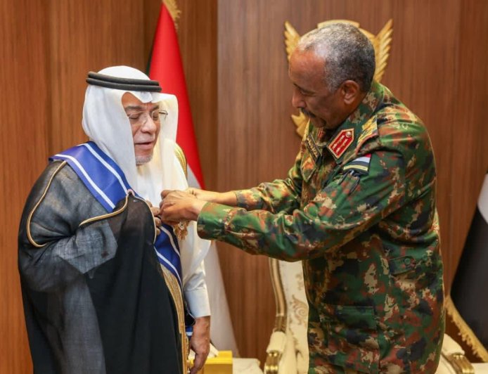 البرهان يمنح السفير السعودي وسام النيلين من الطبقة الأولى