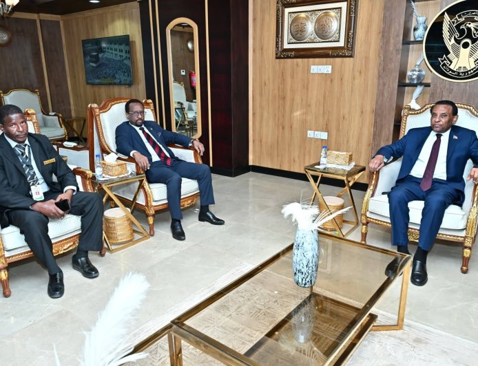 رئيس الوزراء يوجه بتأمين ممتلكات المسافرين وتسهيل إجراءاتهم بمطار بورتسودان