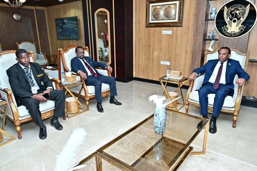 رئيس الوزراء يوجه بتأمين ممتلكات المسافرين وتسهيل إجراءاتهم بمطار بورتسودان