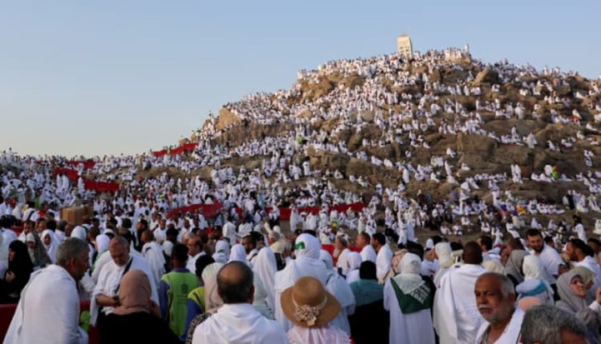 الحجاج يتوافدون إلى صعيد عرفات لأداء الركن الأعظم