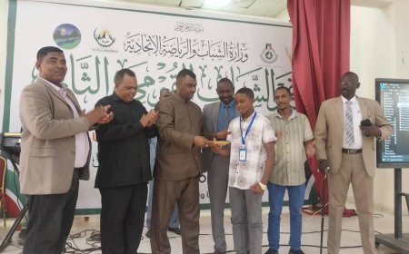الهيئة الشبابية للإعمار والتعافي الوطني تكرم أبن شرق دارفور محمد الشفيع محمد